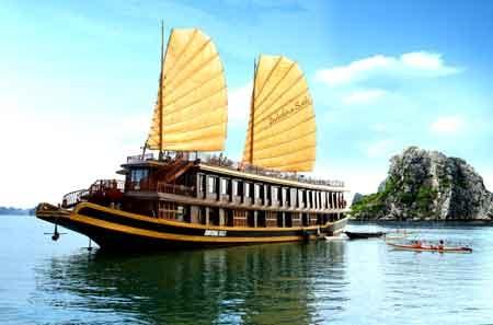 Discover Halong bay on Indochina Sails