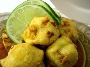 Urulakkizangu Bondas with Thakkali Chutney (Spicy Potato Fritters with Fresh Tomato Chutney)