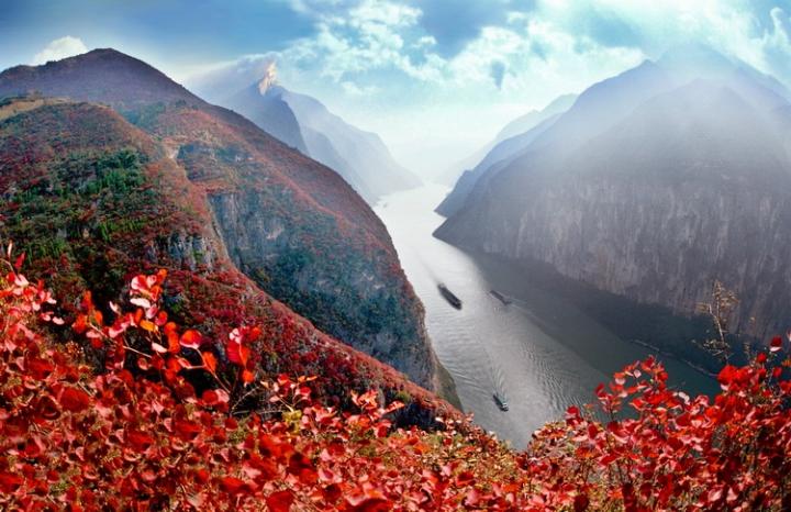 The Qutang Gorge boasts not only splendid scenic landscapes but also places of great historical interest. Displayed along the rock faces are master artworks of calligraphy and stone engravings from different dynasties.