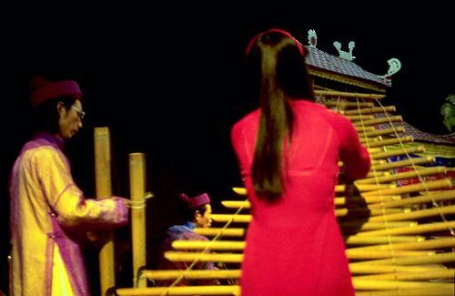 Vo Thi Van Anh has been a Thang Long Theatre member since 1990; graduated from College of Music, Hanoi; plays dan tranh (16-string zither) and dan bau.