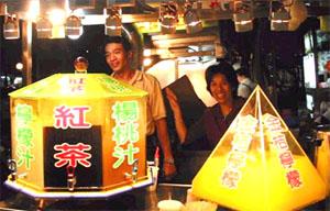 A purveyor of fine beverages at the Shi-Lin Night market.