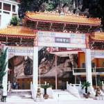 Besides its delicious Cantonese Food, Ipoh is famed for its temples situated inside limestone caves. The popular ones include the Perak Tong Temple, Sam Poh Tong and Nan Thean Thong.