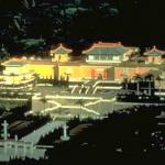 The National Palace Museum has a large collection of art and artifact from all of China's 6,000-year history. The museum houses more than 700,000 pieces of Chinese art treasure. The articles on display are rotated every 3 months.