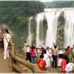The well located terrace offers a perfect view on the waterfall and is well frequented by visitors (Huangguoshu waterfall, Guizhou province)