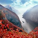 The Qutang Gorge boasts not only splendid scenic landscapes but also places of great historical interest. Displayed along the rock faces are master artworks of calligraphy and stone engravings from different dynasties.