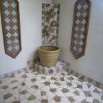 Downstairs, guest's bedroom's en suite bathroom