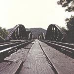 Den berømte film "Broen over floden Kwai" blev optaget på Sri Lanka. Den rigtige bro over Kwai blev bombet flere gange i 1945, men blev så genopbygget efter krigen. I dag er den et yndet turistmål. Broens dystre historie giver en tur med "Dødens Jernbane" fra Kanchanaburi til Nam Tok en ekstra dimension.