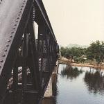 Det kan være vanskeligt at forestille sig det helvede for tusindvis af krigsfanger, der ligger bag, når man i dag ser den berømte bro i idylliske omgivelser ved Kanchanaburi. Filmen om "Broen over floden Kwai" med bl. a. Alec Guinness og William Holden gav sit bud på lidt af lidelserne. Men som i så mange andre tilfælde, overgår den barske virkelighed filmens verden med mange længder.