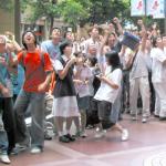 Cheers as Brazil scores one with a free kick from 28 yards. The crowd gets quickly bigger, filling the Times Square plaza. This plaza is one of the most successful outdoor venues for exhibitions, product launches and variety shows, staging an average of 250 shows annually.