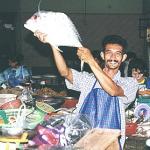 Fisk er sundt. Og der er masser af muligheder for at holde sig sund, når man går på morgenmarkedet i Phuket Town. At fiskehandleren så samtidig er morgenfrisk og klar med et smil, gør ikke indkøbsturen til en mindre oplevelse.
