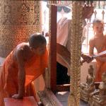 Novices asperse the Buddhas in preparation for the new year.