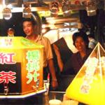 A purveyor of fine beverages at the Shi-Lin Night market.