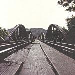 The famous film "The Bridge on the River Kwai" was filmed on Sri Lanka. The real bridge across the Kwai was bombed several times in 1945 but was rebuilt after the war. Today it is a favourite tourist destination. The grim history of the bridge gives a ride on the "Railway of Death" from Kanchanaburi to Nam Tok an extra dimension.