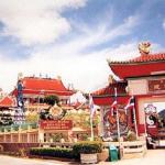Viharna Sein (a.k.a. Anek Kusala Sala), a rather psychedelic and kitschy Chinese-style temple, was built to honor Thailand's Chinese population and was opened officially by the King in 1993.